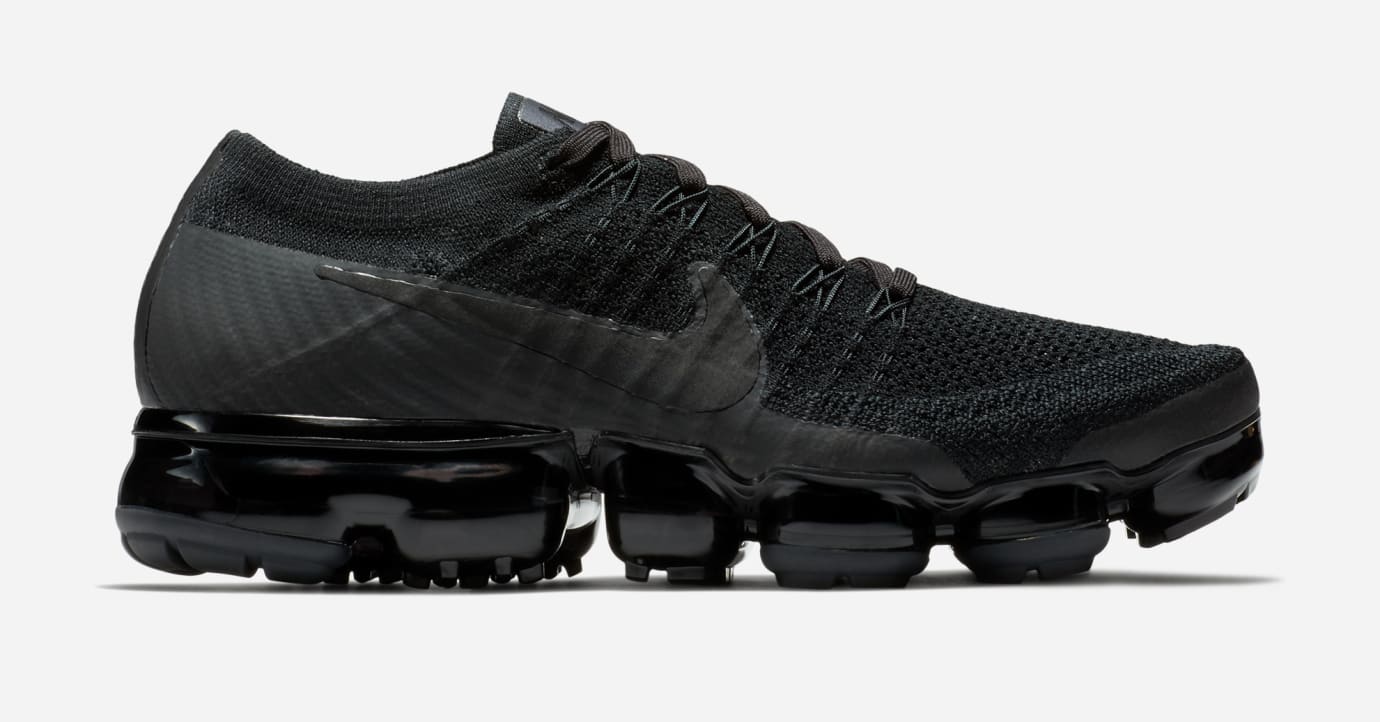 triple black vapormax outfit