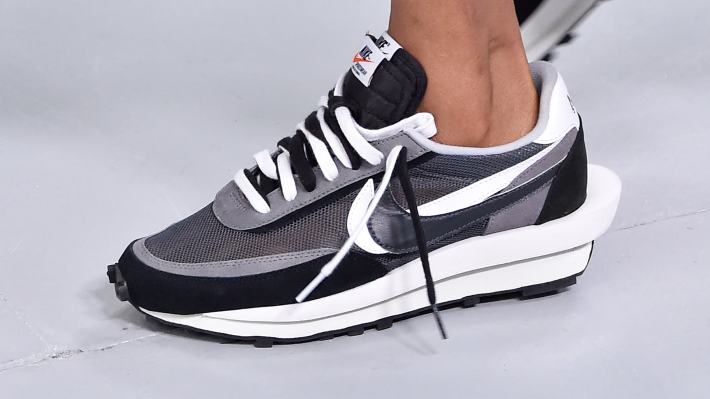 nike waffle sacai black