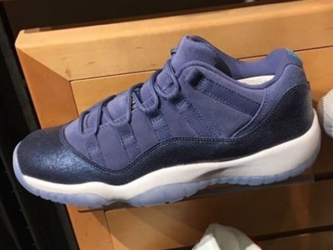 air jordan 11 retro low blue moon