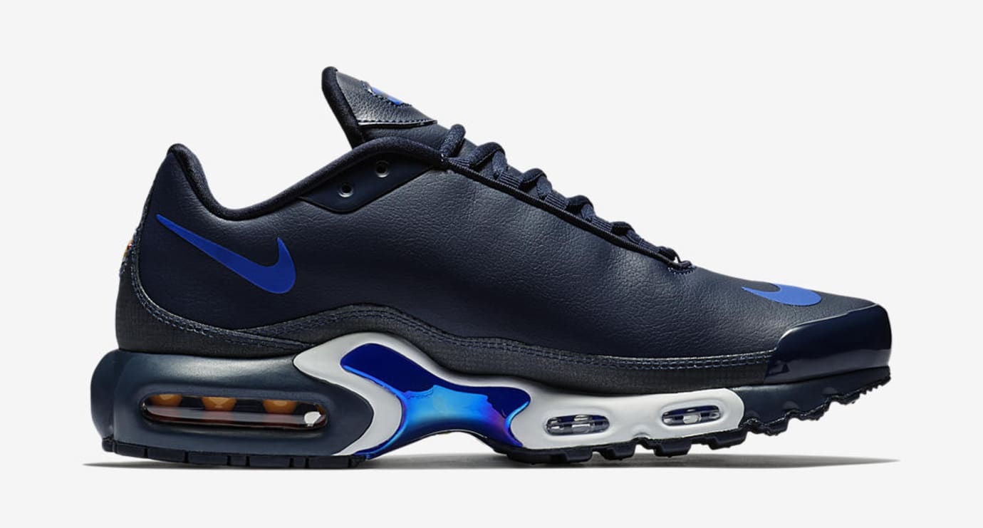 navy blue and red nike air max