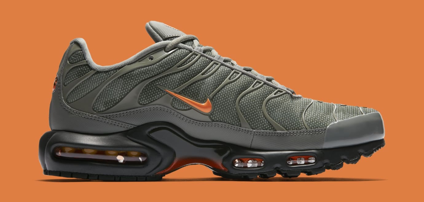 black volt total orange air max plus