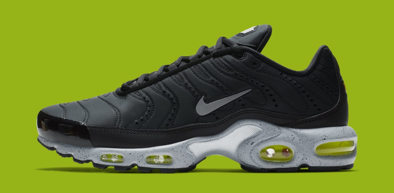 nike air max plus prm black matte silver & volt