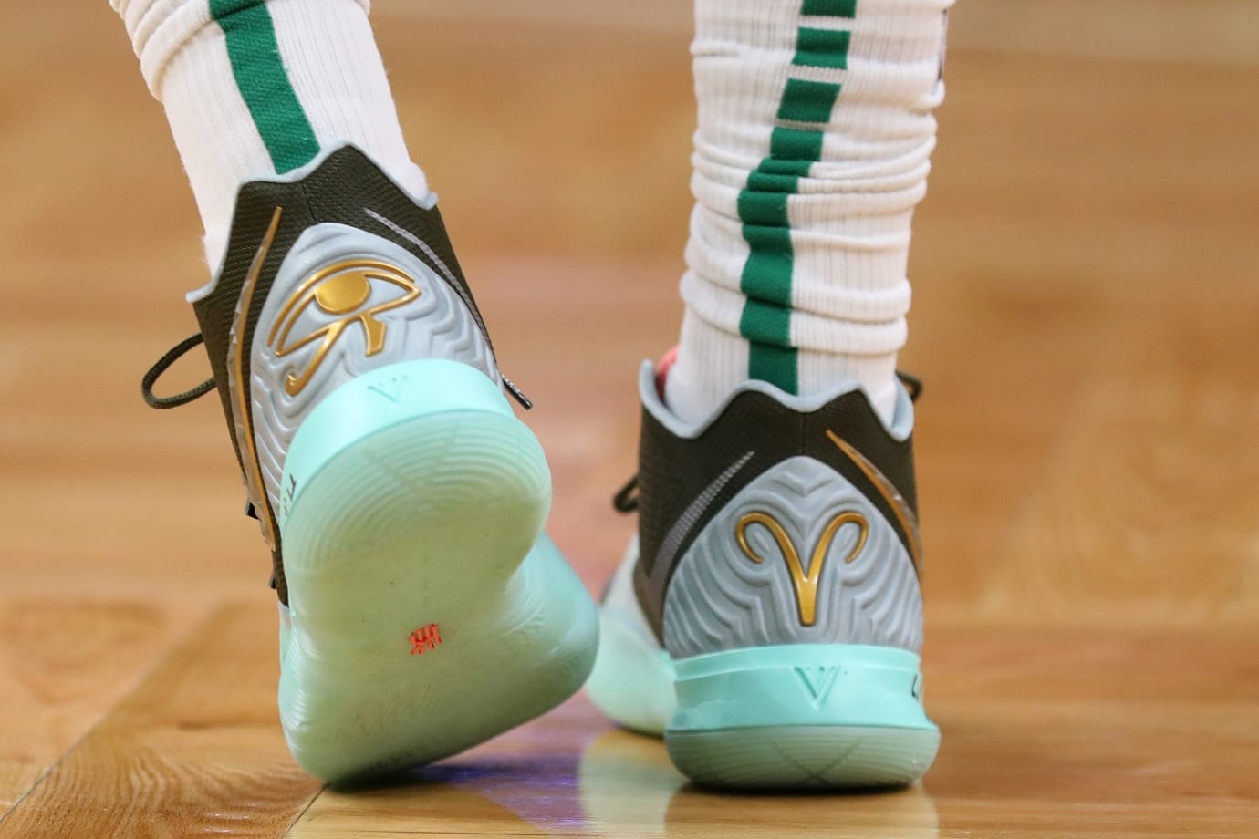 Nike Kyrie 5 'Thanos' Cipők Kiegészítők Bosszúállók Pinterest