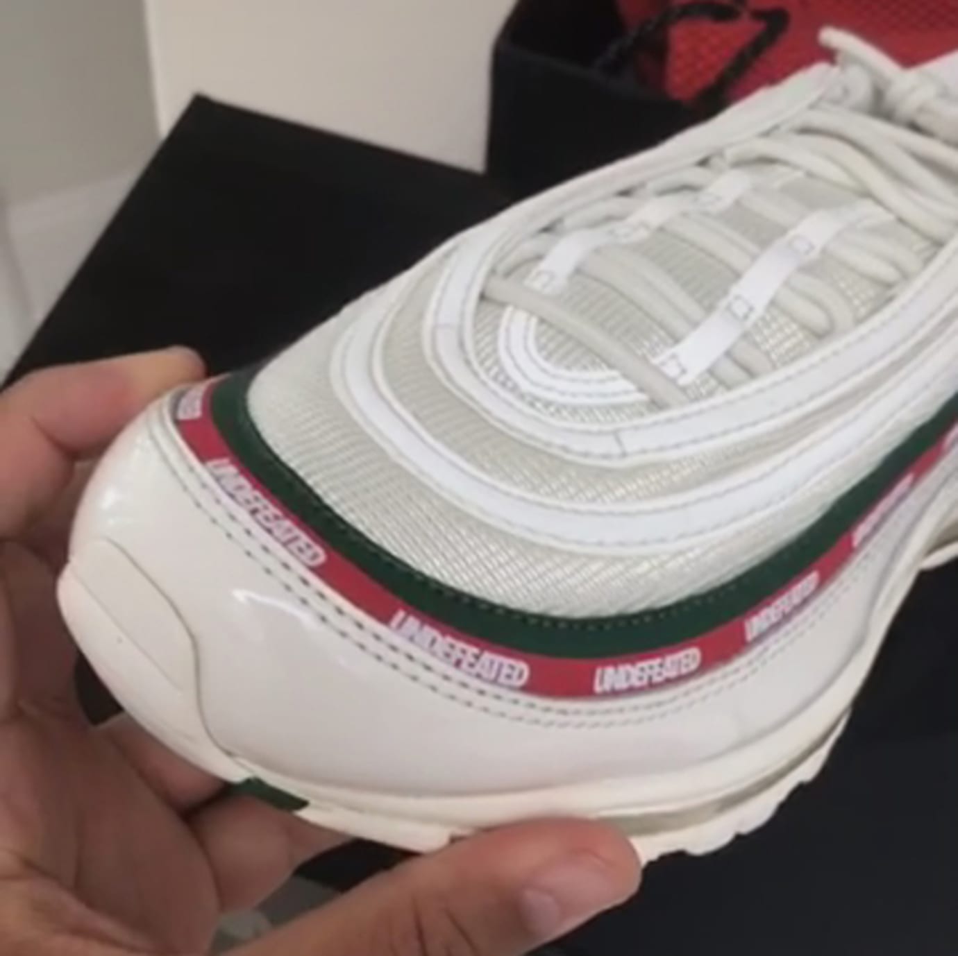 recurso esférico Remo Undefeated Nike Air Max 97 Sail White Gorge Green Speed Red AJ1986-100 |  Sole Collector