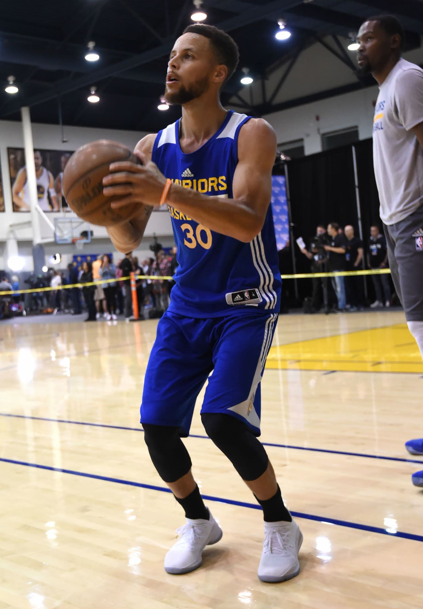 Stephen Curry debuts white 'Chef' Under Armour Curry 4 Sole Collector