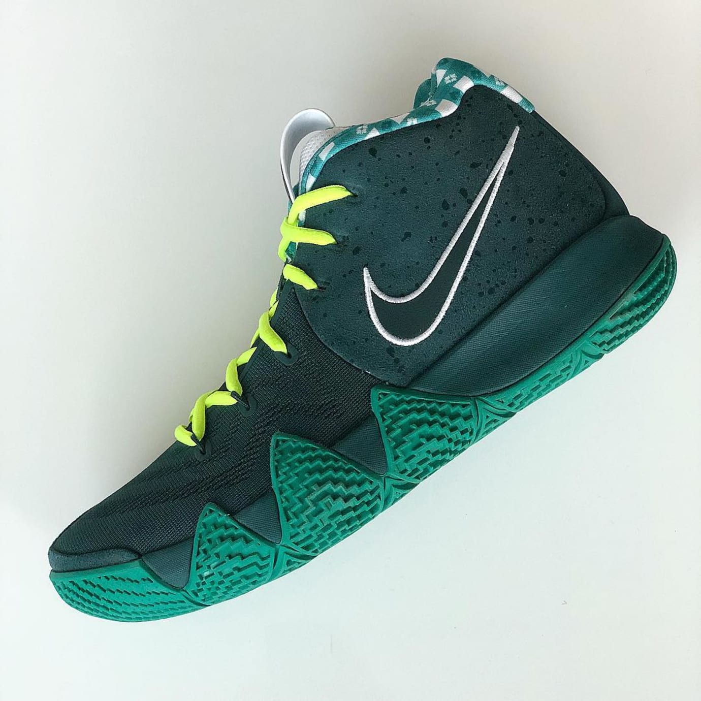 Nike Kyrie 5 Coleção Bob Esponja Casa Abacaxi Boutique