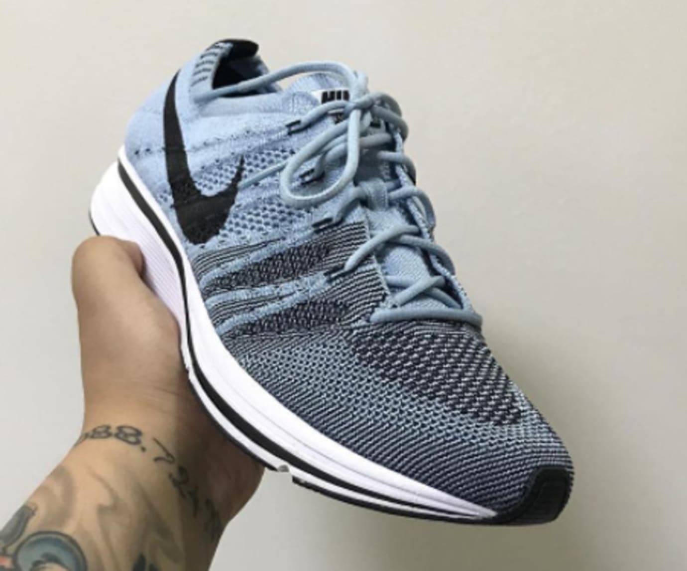 blue nike flyknit trainer