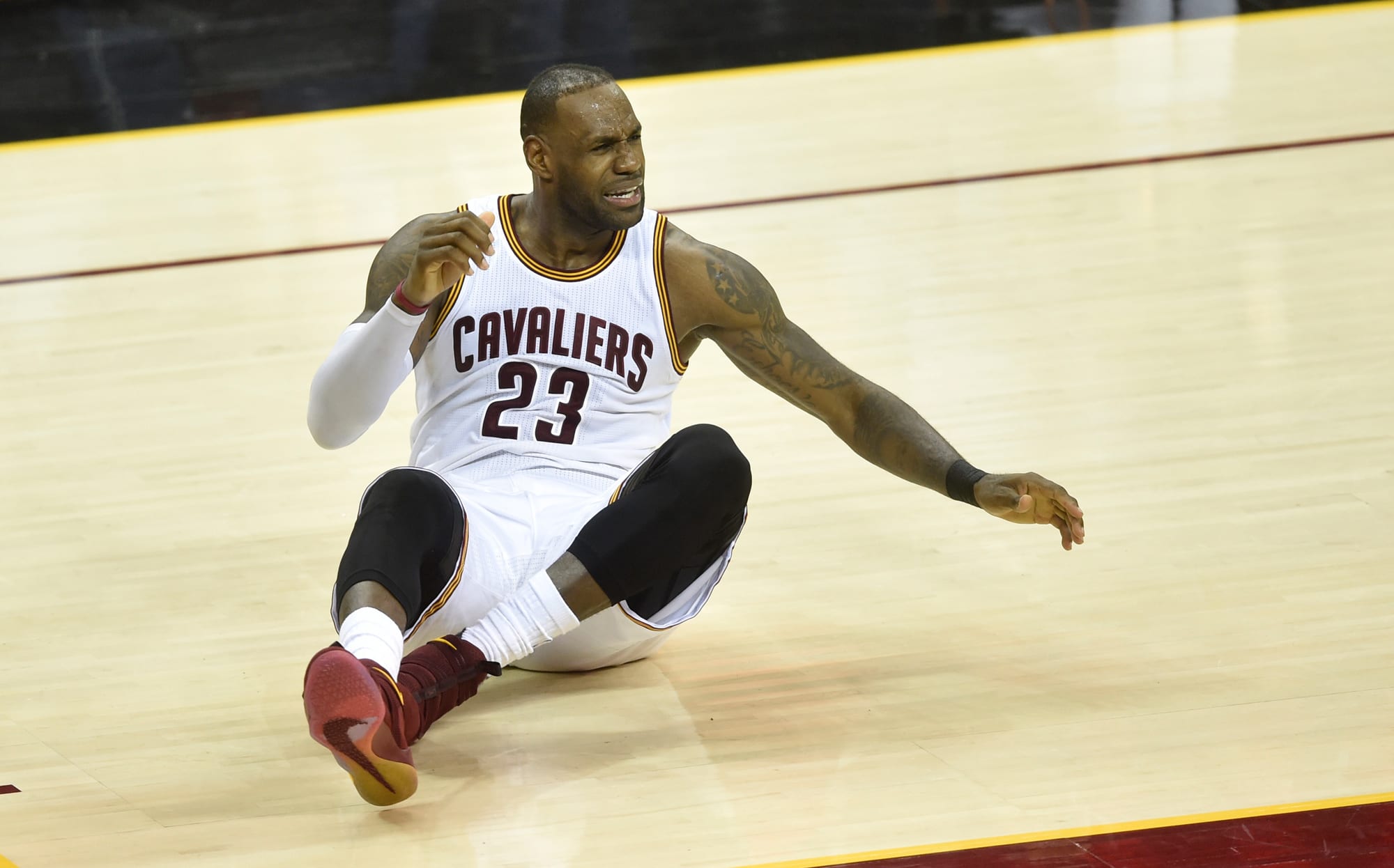 what shoes does lebron have on tonight