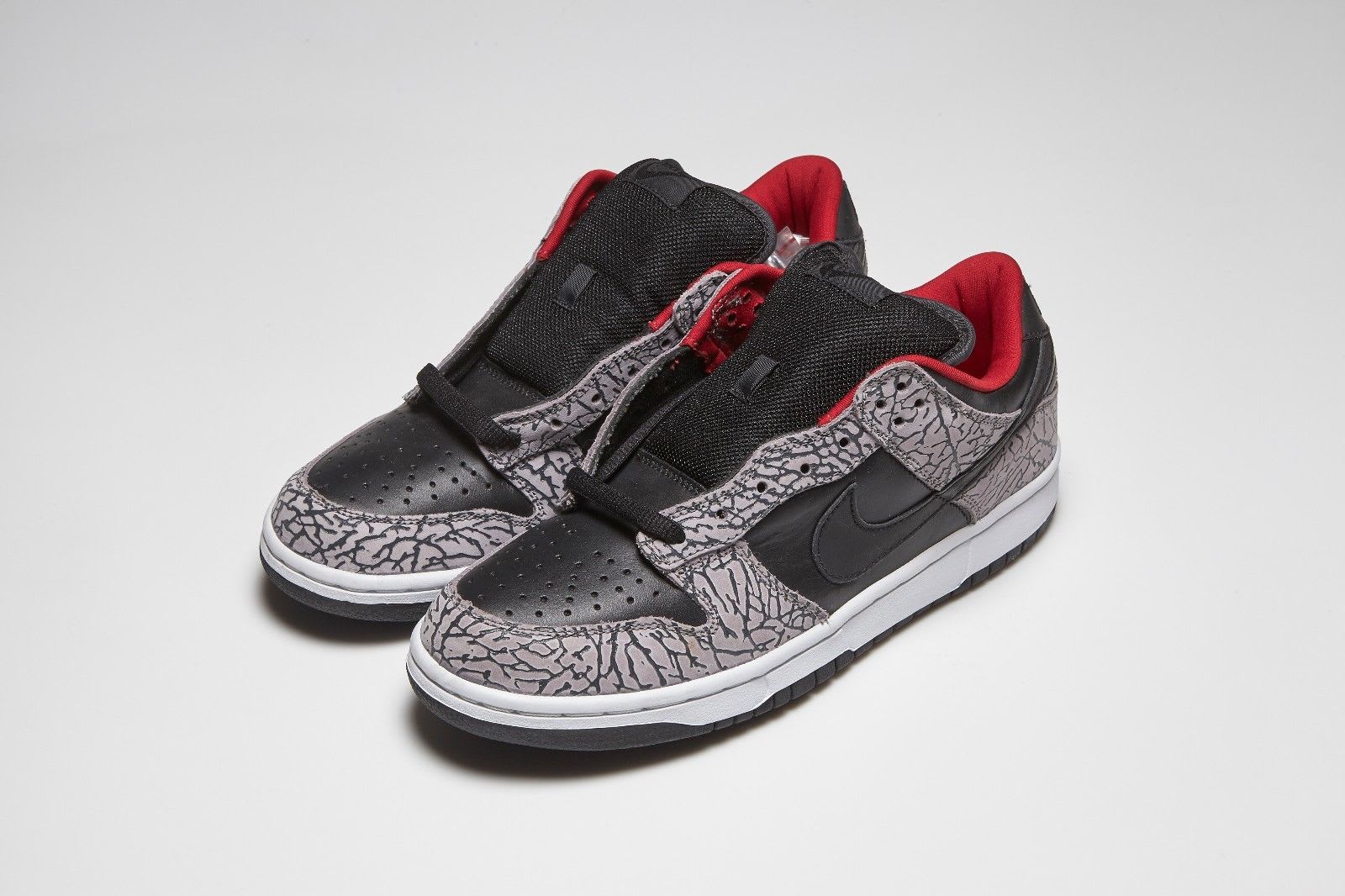 nike dunk sb low supreme black cement