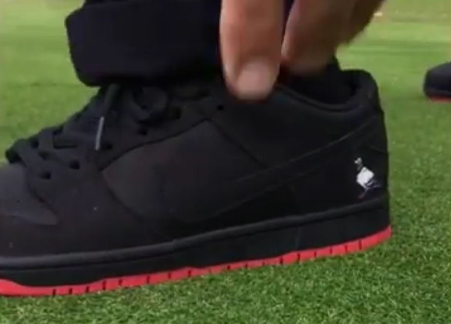 sb dunk low black pigeon