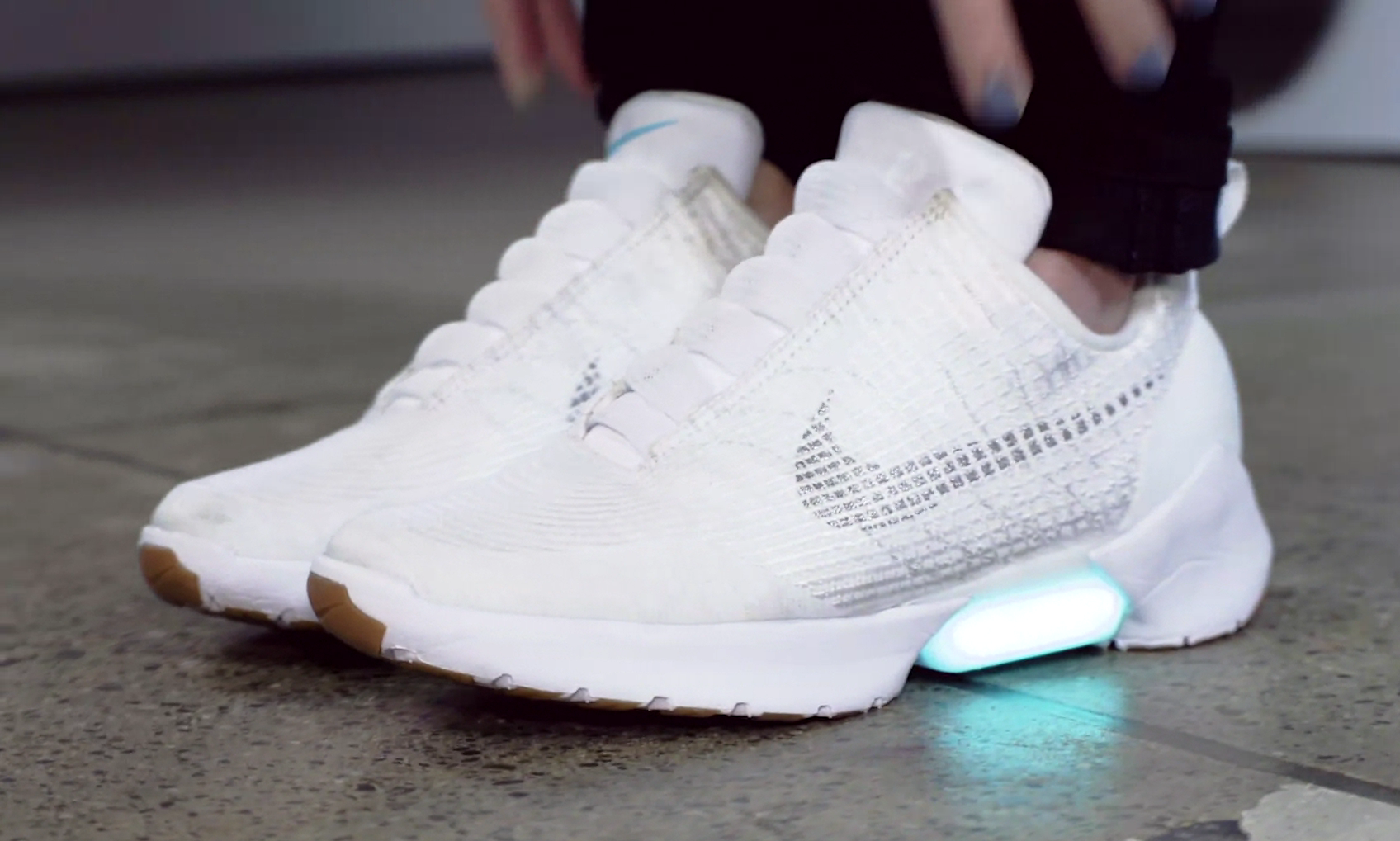 hyperadapt white