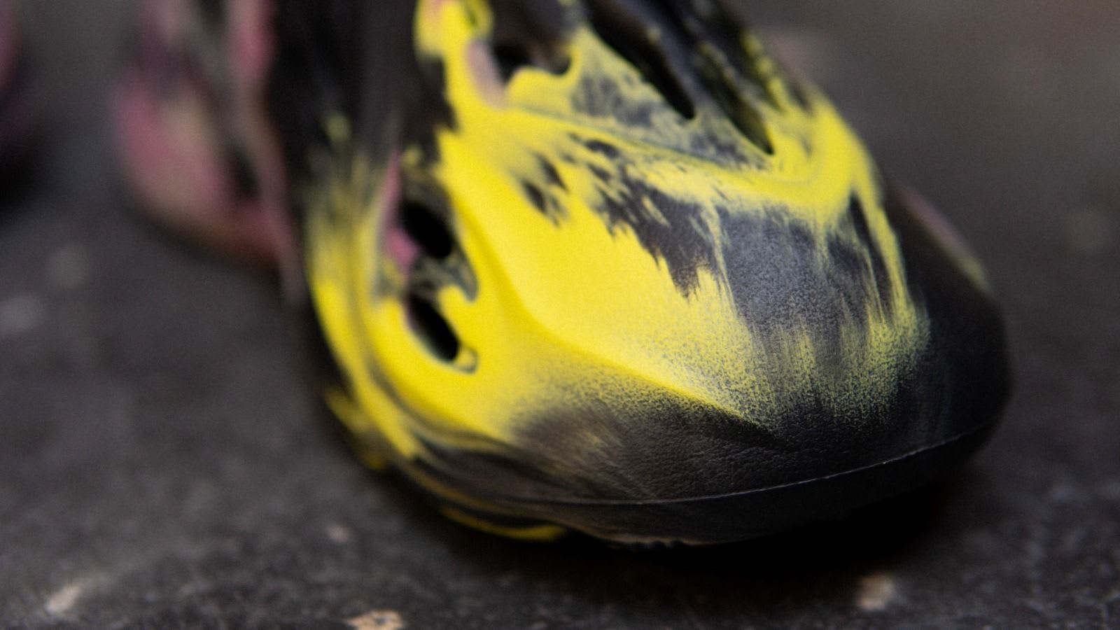 Adidas Yeezy Foam Runner 'MX Carbon' Toe