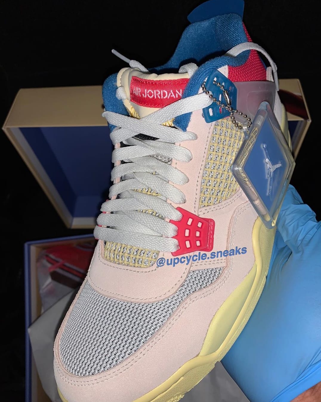 Union x Air Jordan 4 Guava Ice/Light Bone-Brigade Blue-Light Fusion Red DC9533-800 Front