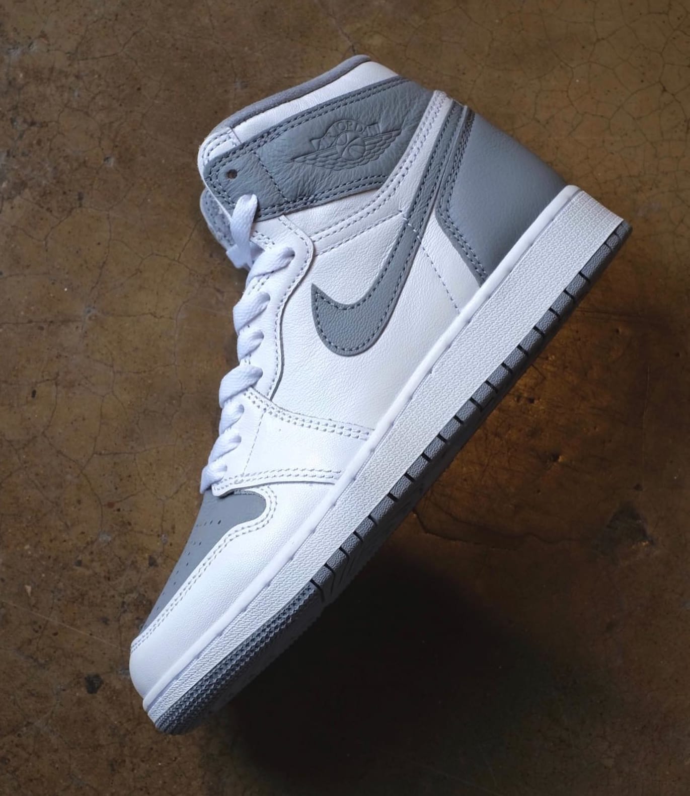 Air Jordan 1 High OG 'Stealth' Lateral