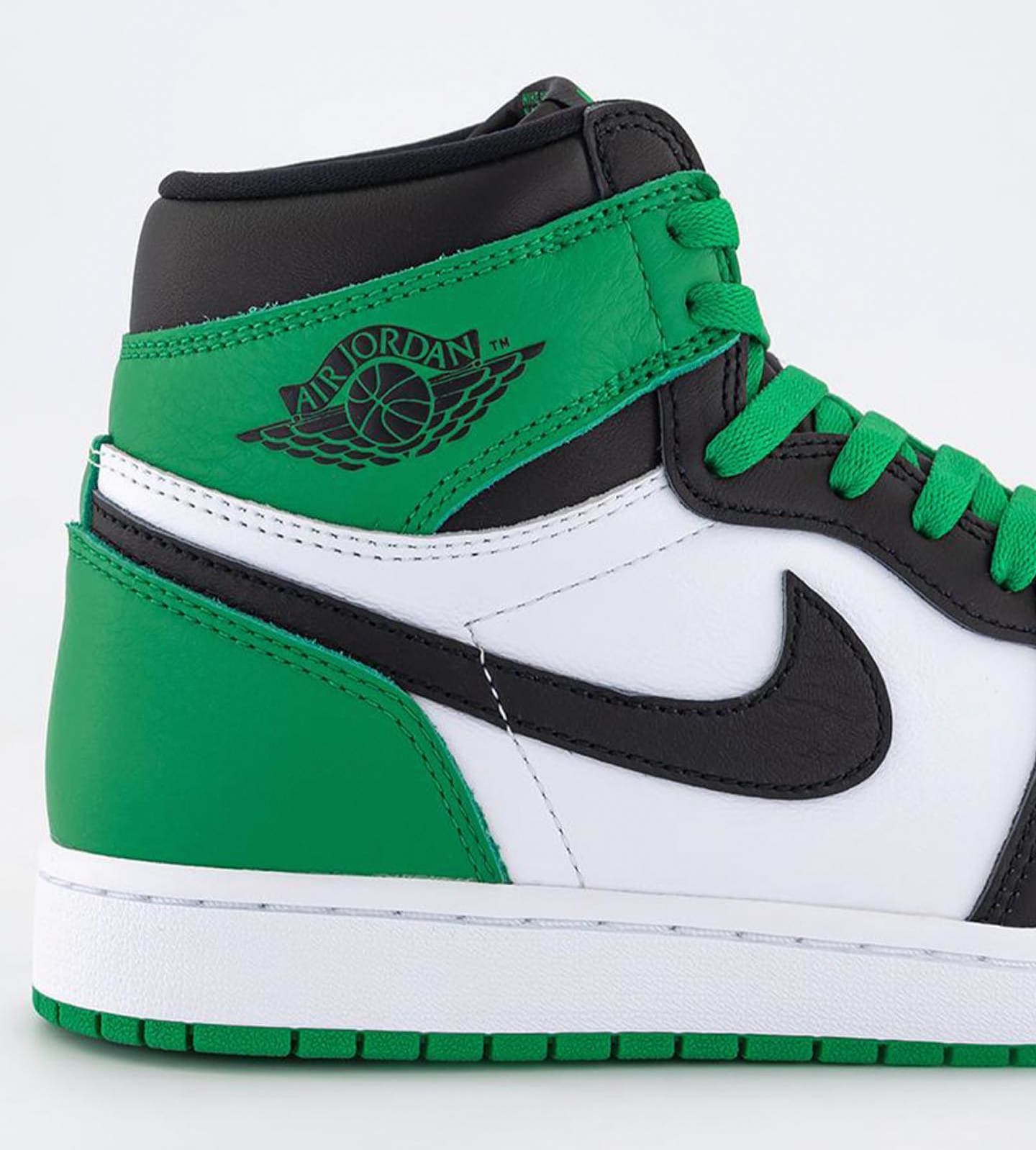 Air Jordan 1 High 'Lucky Green' DZ5485 031 Lateral