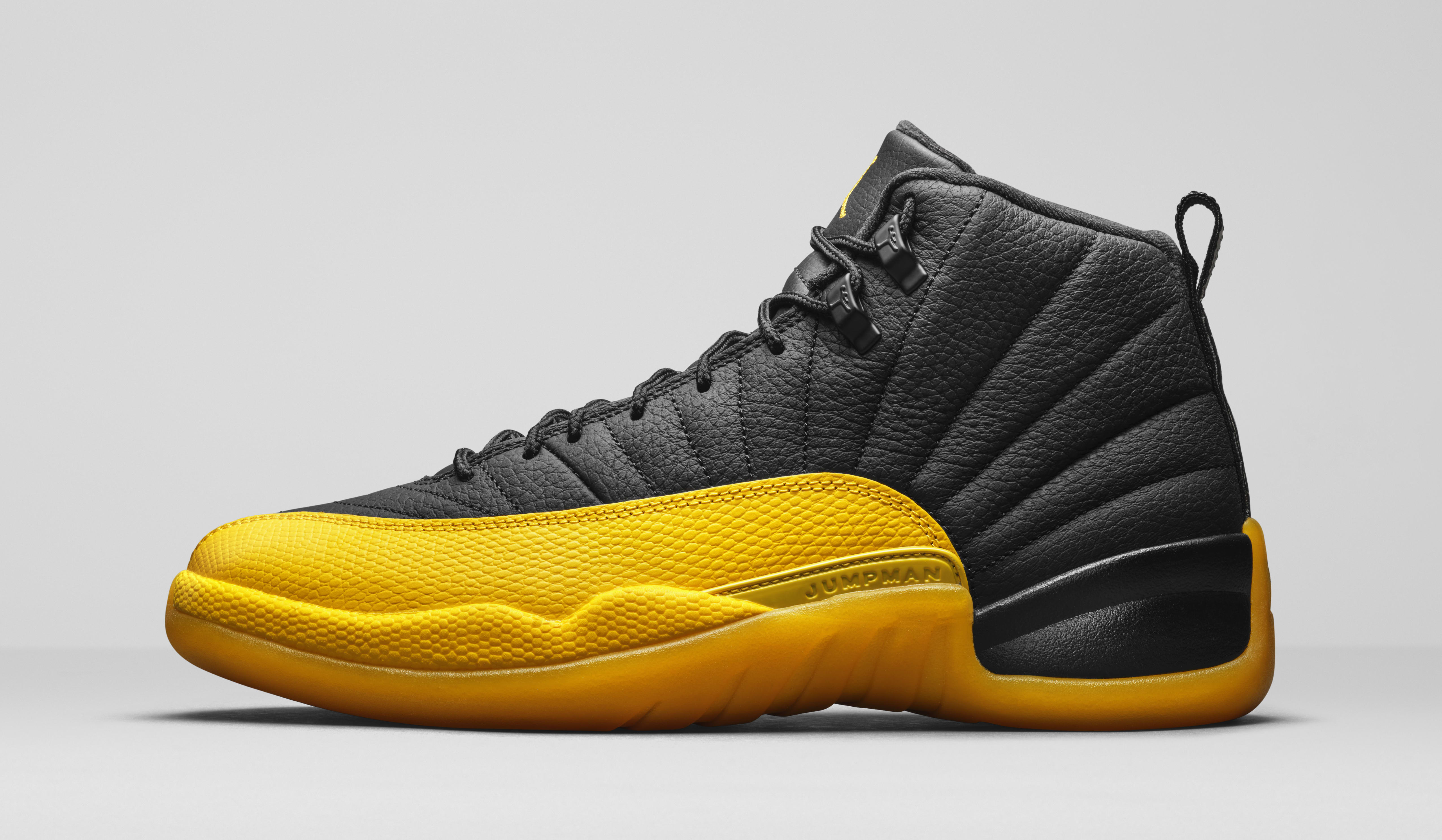 Air Jordan 12 Retro 'Preto / Amarelo' 130690-070 Lateral