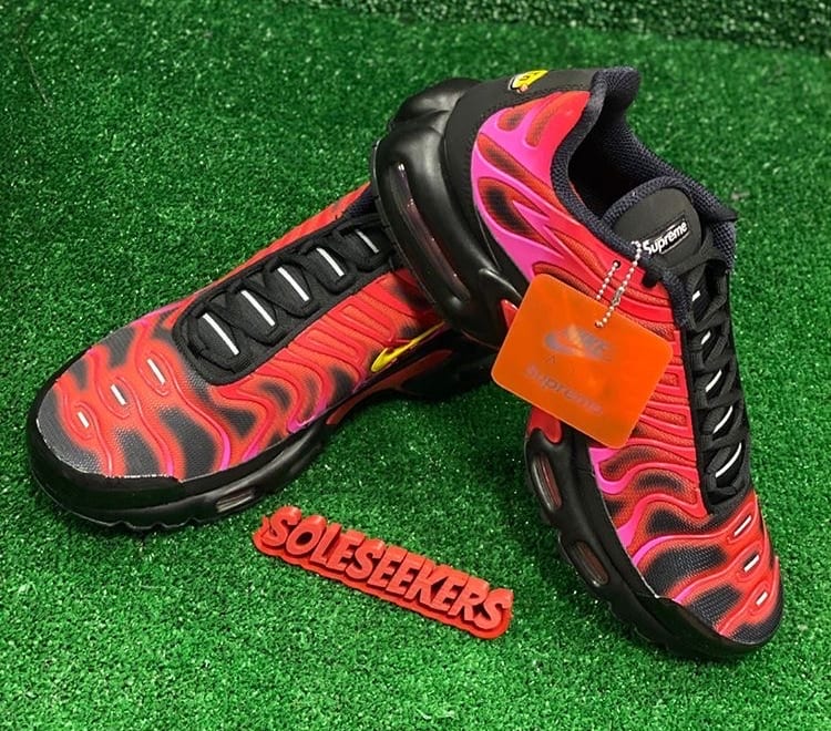 supreme nike air max plus white red