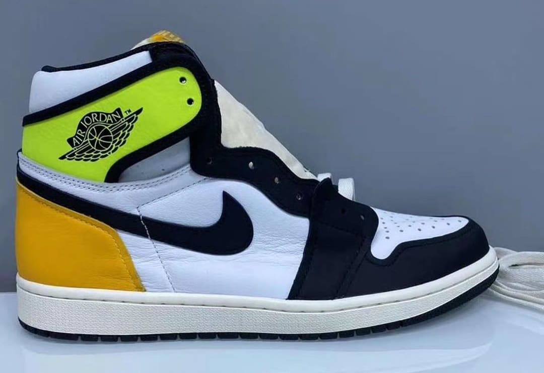 Air Jordan 1 Retro High OG 'Volt' 555088-118 Lateral