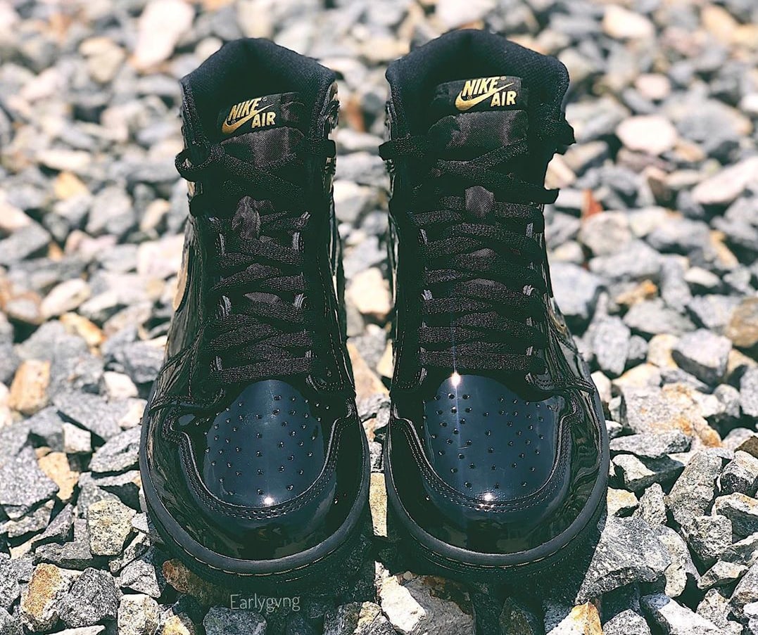 Air Jordan 1 Retro High OG 'Black/Black-Metallic Gold' 555088-032 Front