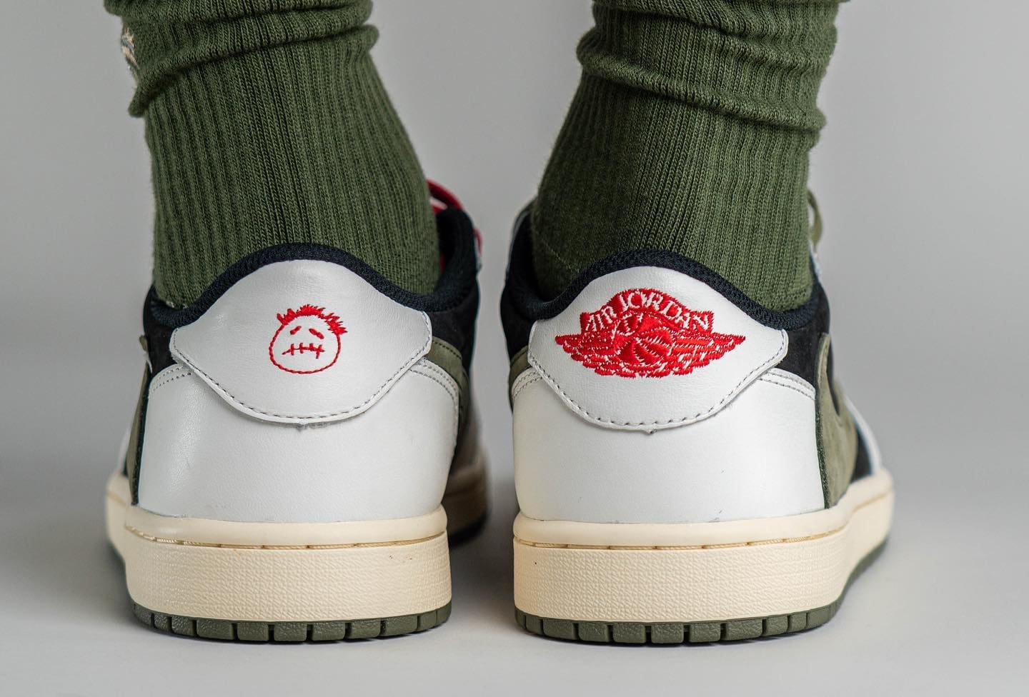 Travis scott jordan 1 back sales