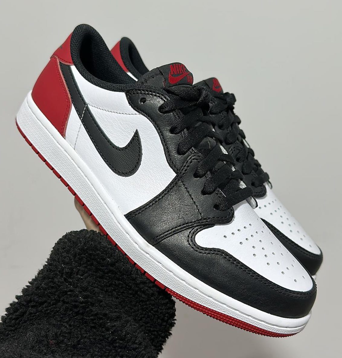 Jordan 1 low 2025 black toe release